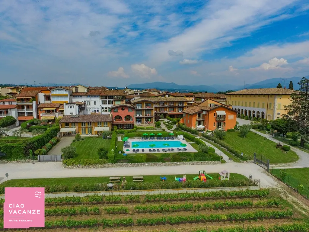Piscina con vista lago